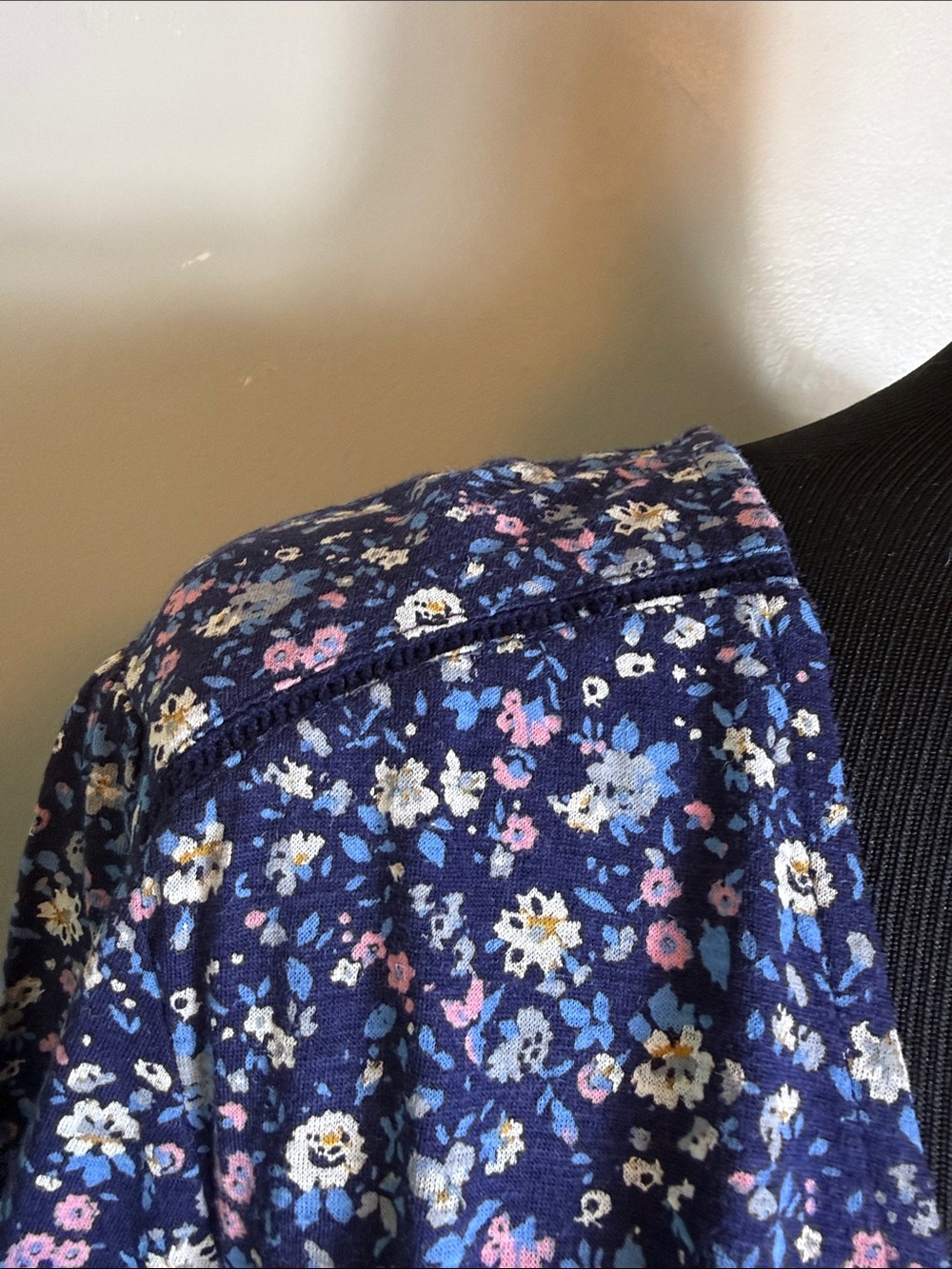 Lucky Brand Floral V-Neck Top Navy Blue Ruffle Hem Elastic Ruffle Short Sleeves - Picture 3 of 11